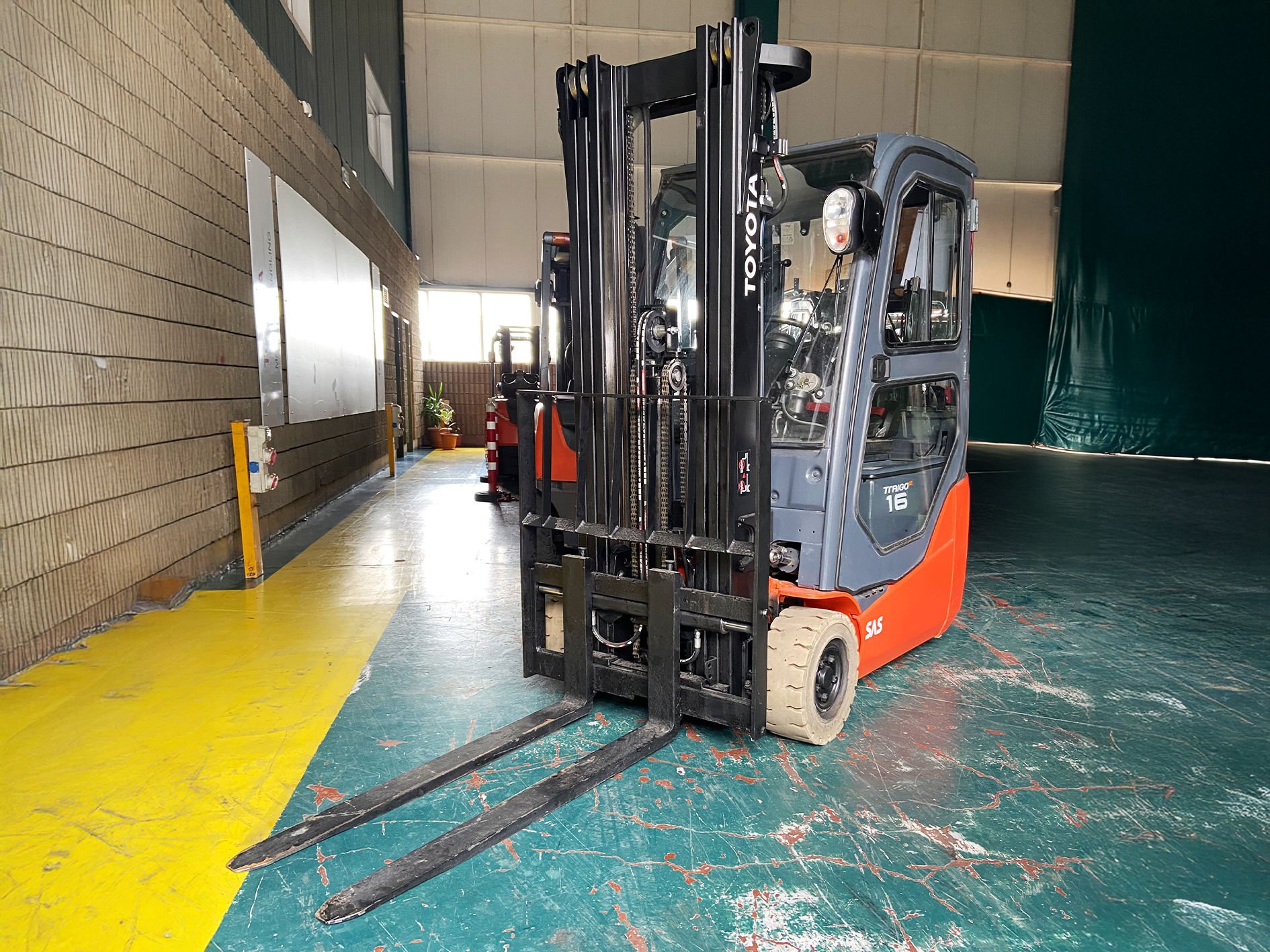 Toyota 3 Tekerlekli 48V 1.6t Elektrikli Forklift 8FBEK16T